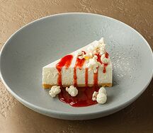 Сливочный чизкейк с клубничным соусом