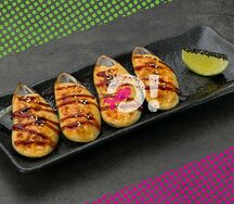 Запеченные мидии в ракушках под чесночно-сырным соусом