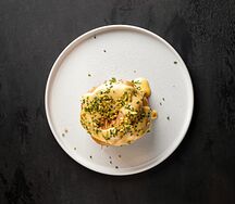 Творожное кольцо с лососем и сливочным соусом