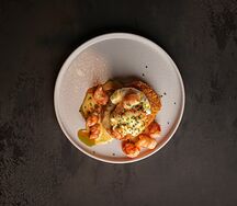 Хешбраун, креветки и пашот