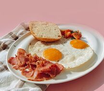 Глазунья с беконом