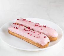 Эклер Классический с малиновым конфи