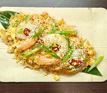 Жареный рис с яйцом и креветкой