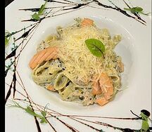 Феттуччине с жареным лососем и соусом песто