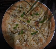 Пицца с грушей и дорблю