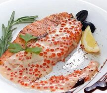 Стейк из Лосося со сливочно-икорным соусом