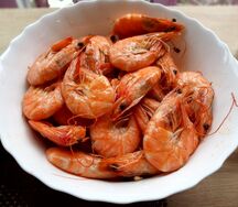 Креветки, жаренные с чесноком и соевым соусом