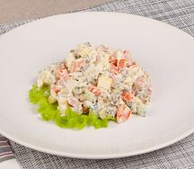 Салат Оливье с колбасой