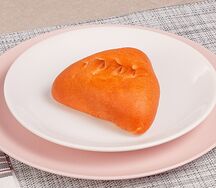 Пирожок с зеленым луком и яйцо