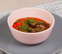 Тушенная с овощами куриная печень