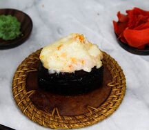 Запеченные спайси сяке суши