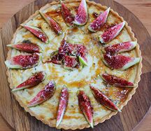 Большой киш с грушей, инжиром, с сыром горгонзола и мёдом