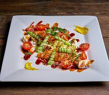 Салат с опаленным лососем