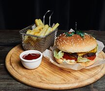 Бургер с говядиной и картофелем фри