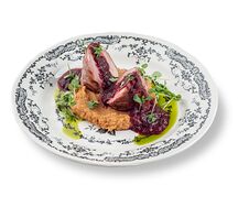 Свиные медальоны с пюре из батата и соусом из копченой свеклы и чернослива