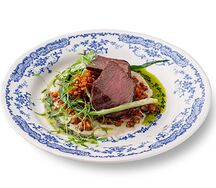 Говяжья вырезка с чечевицей и вялеными томатами под луковым соусом