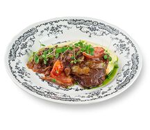 Говяжьи щечки с картофельным кремом в томатном соусе