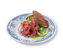 Тартар из тунца с авокадо и вялеными томатами