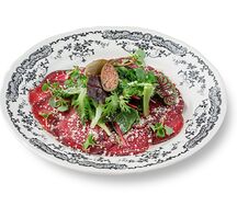 Карпаччо из говядины с тапенадой из вяленых томатов