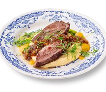 Утиная грудка с полентой карамелизированным яблоком пармезаном