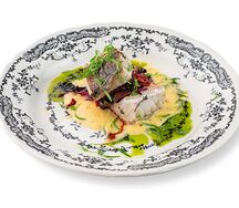 Филе судака с мангольдом и вялеными томатами под голландским соусом