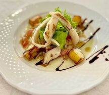 Салат с кальмаром гриль
