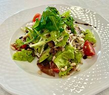 Салат с говядиной и кедровым орехом