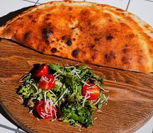 Кальцоне с ветчиной и грибами 