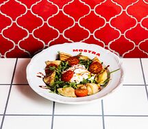 Салат со страчателлой и хрустящими баклажанами