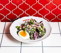 Салат с окороком, шампиньонами и миксом зелени