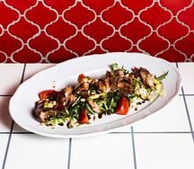 Салат с ростбифом и жареным кедровым орехом