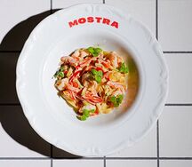 Феттуччине с овощами и креветками