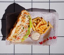 Бургер с курицей и ореховым соусом