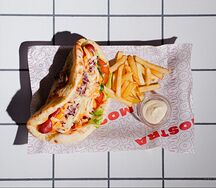 Бургер с говяжьей колбаской, хрустящим луком и овощами