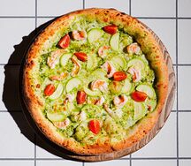 Пицца с креветками и соусом песто