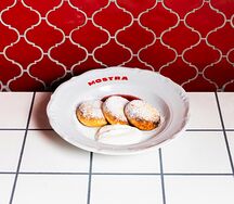 Сырники из рикотты с ягодным соусом и сметаной