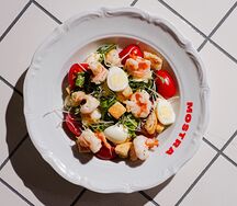 Салат Цезарь с креветками