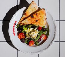 Страчателла с томатами черри на фокачче