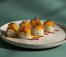 Ролл с кусочками манго и авокадо