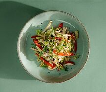 Салат с курицей и овощами