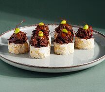Ролл с говяжьими щечками и пикантным баклажаном