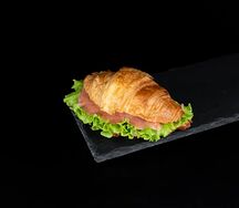 Круассан с красной рыбой и сливочным сыром