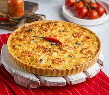 Киш пикантный из фарша и фасоли с перцем чили