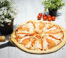 Пицца с курицей и томатами