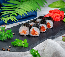 Мини-ролл с лососем