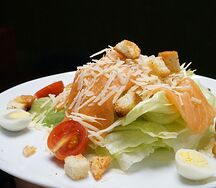 Салат Цезарь с лососем