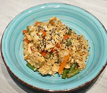 Фирменный рис с курицей и овощами