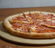 Пицца Сладкий чили с курицей и ветчиной