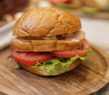 Сандвич с куриной ветчиной