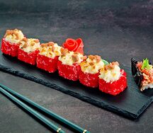 Теплый сяке и спайси суши с лососем